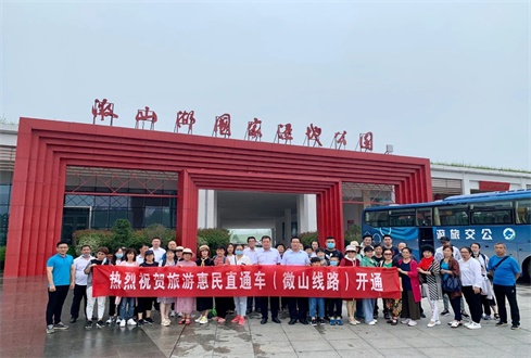 旅游惠民直通車（微山線路）今天正式通車啦！大美微山湖，紅花映碧荷！