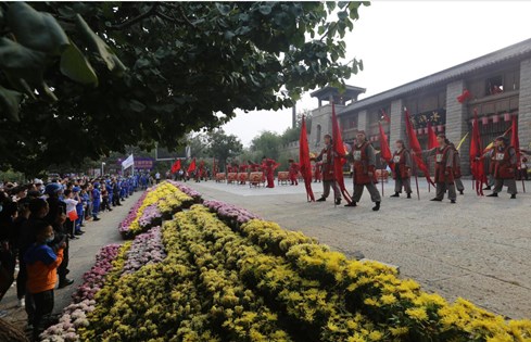 中秋國(guó)慶喜相逢 梁山景區(qū)人氣旺